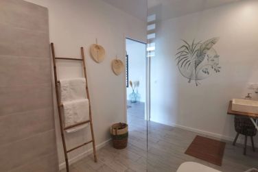 La salle de bain du Malanga est apaisante, joliment dcore et pure