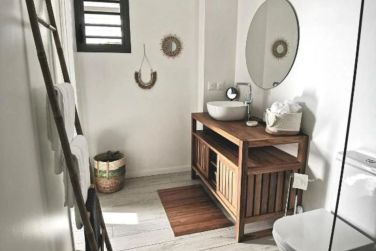 La salle de bain est intimiste, accueillante et parfaite pour se dtendre