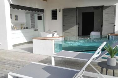 Vous pourrez au choix vous baigner ou bronzer tranquillement sous le soleil guadeloupen