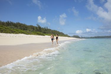 Entre amoureux ou entre amis, voire en famille, la plage paradisiaque de l'le maurice sera inoubliable