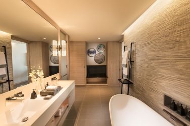 La salle de bain la suite vue jardin est juste incroyable, luxueuse et raffine