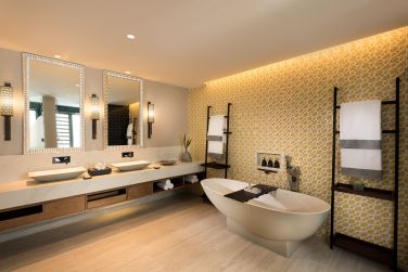 La suite vue ocan possde une salle de bain spacieuse aux tons bruns