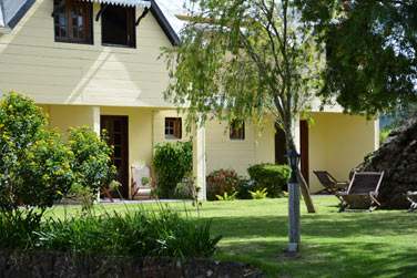 Entour par un jardin verdoyant