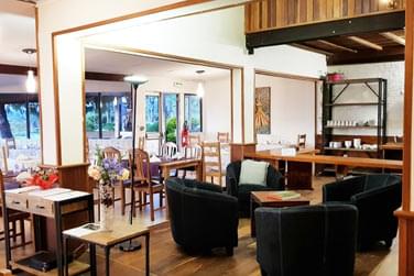 Voici l'espace bar/ dtente des Geraniums