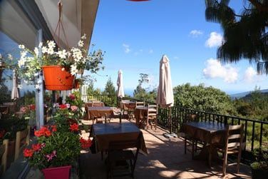 Apprciez votre repas sur la terrasse avec une vue splendide sur la Plaine des Cafres
