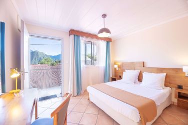 Dans votre chambre Standard vous aurez une vue directe sur les massifs montagneux