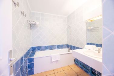 Le chambre Standard possde une salle de bain pure aux tons bleus et blancs