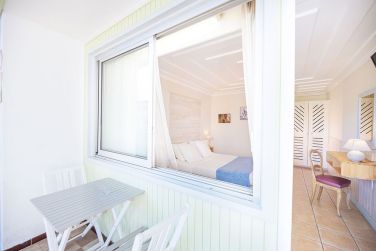 Une terrasse ombrage d'o prendre vos repas au sein de votre chambre Standard