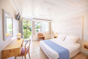 Un lit aux dcors bleus et mauves rappelant les couleurs du Relais des Cimes