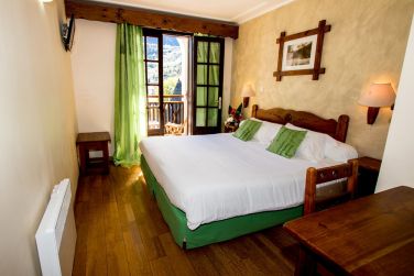 Voici la chambre Otentik : dcore aux tons verts rappelant nature et relaxation