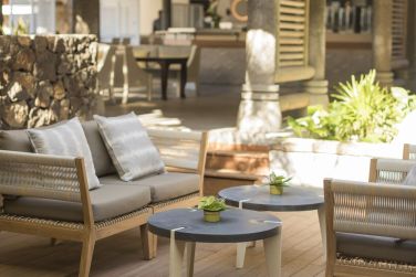 De nombreux coins dtentes cosy et conviviaux sur la terrasse