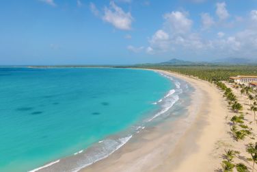 La sublime et longue plage Esmeralda