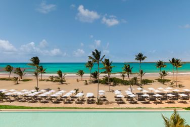 L'eau turquoise des Caraibes invite  la baignade