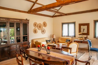 A l'intrieur de la Hutte, un bel espace Rception et Petit-Djeuner.