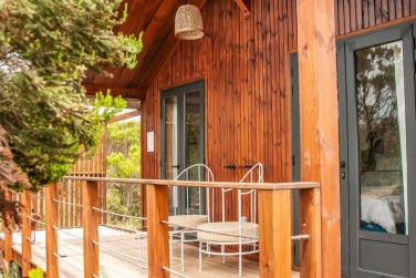 Installez-vous sur la terrasse de votre Lodge Champs Borne pour contempler la nature.