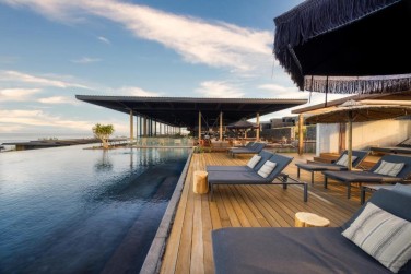 Une vue  couper le souffle de cette sublime piscine.