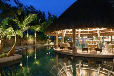 Le restaurant by night au bord de la piscine