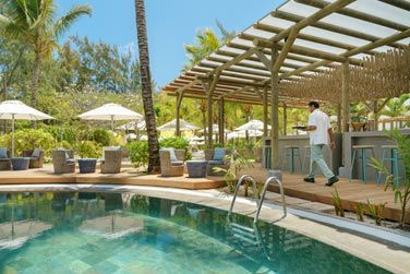 Le bar donnant sur la piscine