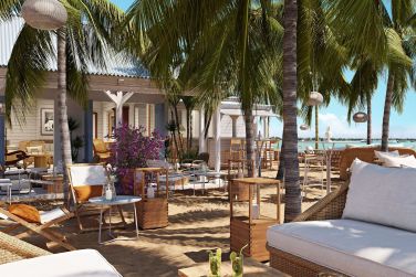 Voici le Beach Bar en extrieur sous ses palmiers tropicaux