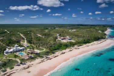 La plage de sable rose au pied de l'h�tel