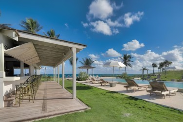 Le bar autour de la piscine pour profiter d'un bahama mama