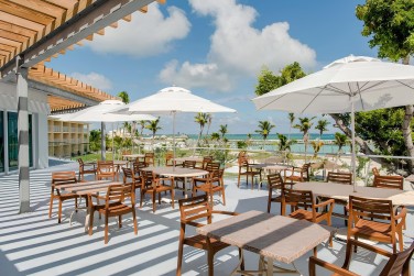 Le Terrace at Marinaville au bord de la piscine