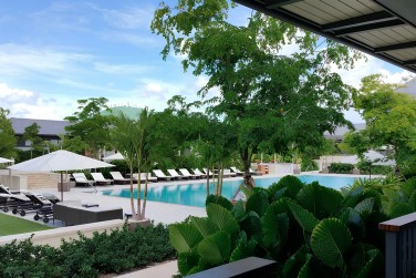 La vue sur la piscine et les jardins