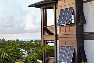 et la vue sur la marina et la mer au loin