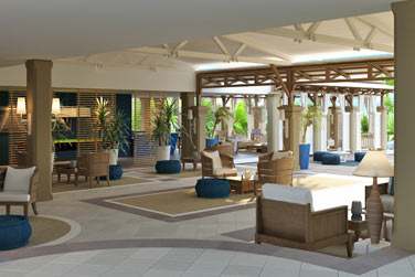 La rception de l'htel, aux couleurs claires et au design pur