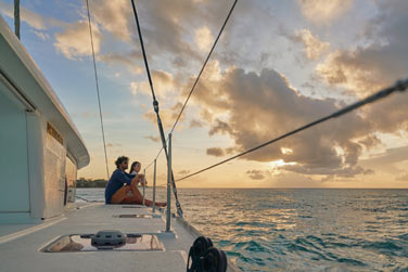 Profitez du coucher du soleil  bord d'un catamaran