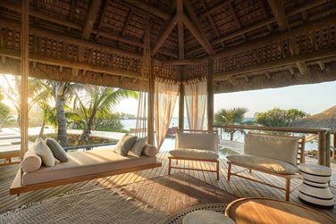 L'espace  cot de la piscine  dbordement