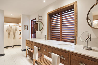 Les suites Senior offrent une vue sur la mer et sont situes au rez-de-chausse