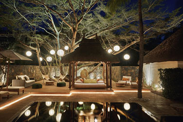 Derrire une belle porte en bois on dcouvre le spa agrandi