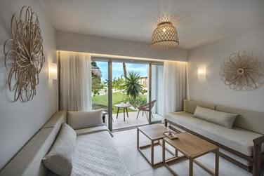 L'espace salon de la chambre Deluxe Famille