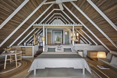 La junior suite allie simplicit et naturel, aux tons boiss et aux matriaux nobles