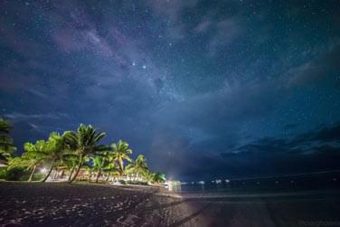 Admirez les toiles sur la plage lorsque la nuit tombe