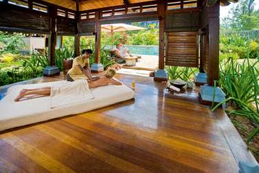 Optez pour un massage en extrieur  l'ombre de kiosques en bois