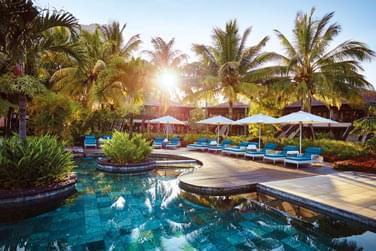 Installez-vous sur l'un des transats au bord de la piscine !