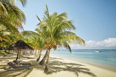Le site en bordure de l'une des plus belles plages de l'le (600 mtres de long)