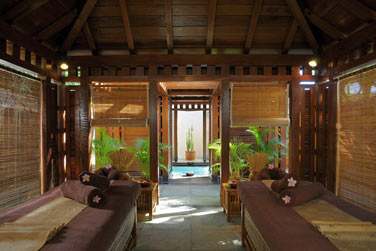 Entrez dans l'un des plus grands spas de l'le... Et profitez des pavillons de massage en plein air