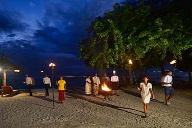 Avant le dner, vous assisterez  la clbre crmonie des flambeaux. Un moment magique  la nuit tombe...