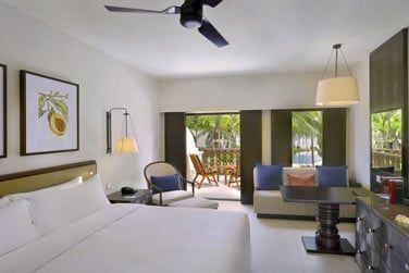 Le mobilier est contemporain et la vue mer imprenable