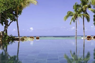 Depuis la piscine, installez-vous et laissez-vous charmer par la vue sur le lagon