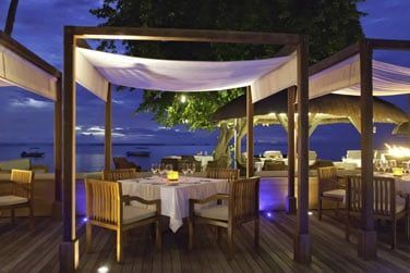 Au dner, ambiance tamise pour un repas sous les toiles