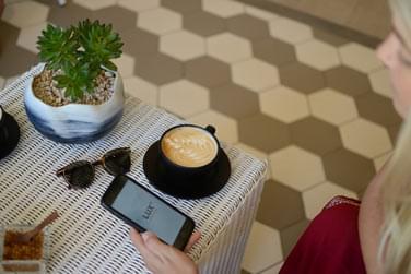 Selon nous, un bon caf n'est pas un luxe mais un must absolu