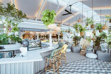 Dcouvrez son cadre  la fois naturellement luxueux et merveilleusement informel...