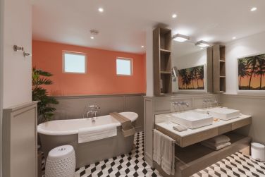 Profitez d'une salle de bain spacieuse et cosy aux tons pche et gris
