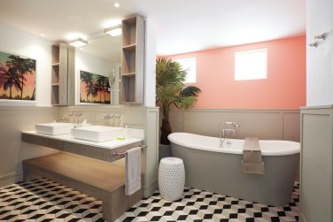 Une baignoire spacieuse pour des bains rconfortants