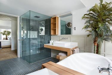 La salle de bain de la Suite Junior