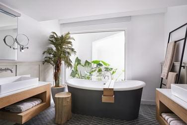 La salle de bain de la Suite Junior